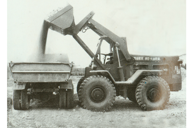 1966年，柳工第一臺(tái)裝載機(jī)Z435研制成功