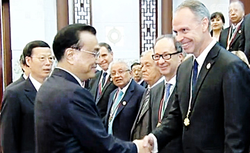 李克強(qiáng)會(huì)見獲“中國(guó)政府友誼獎(jiǎng)”外國(guó)專家　愛德華獲此殊榮并應(yīng)邀參加頒獎(jiǎng)典禮