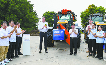 柳工首臺(tái)200馬力動(dòng)力換擋拖拉機(jī)下線