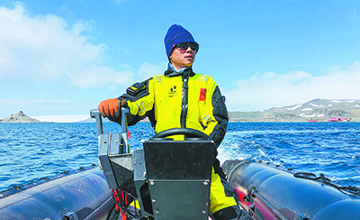 兩度赴南極戰(zhàn)風(fēng)斗雪 退役不褪志破冰爭(zhēng)先——挖掘機(jī)事業(yè)部試驗(yàn)中心技能專家韋蘇彬