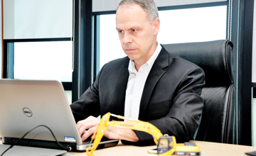 提升研發(fā)試驗能力　愛德華有秘密武器——記柳工“中國政府友誼獎”獲得者愛德華