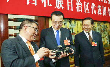 李克強(qiáng)出席第十三屆全國(guó)人大一次會(huì)議廣西代表團(tuán)分組討論 曾光安書記向李克強(qiáng)總理匯報(bào)工作