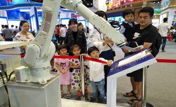 柳工機器人首次亮相自治區(qū)科技會展