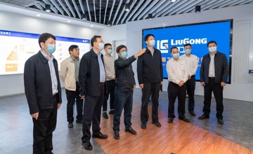 自治區政協副主席李彬、費志榮一行到柳工調研