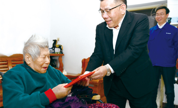 公司領導率隊 慰問建廠元老