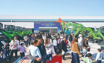 柳工全球客戶節(jié)開放日溫情啟幕 三千員工家屬共鑒硬核實力與家文化溫度